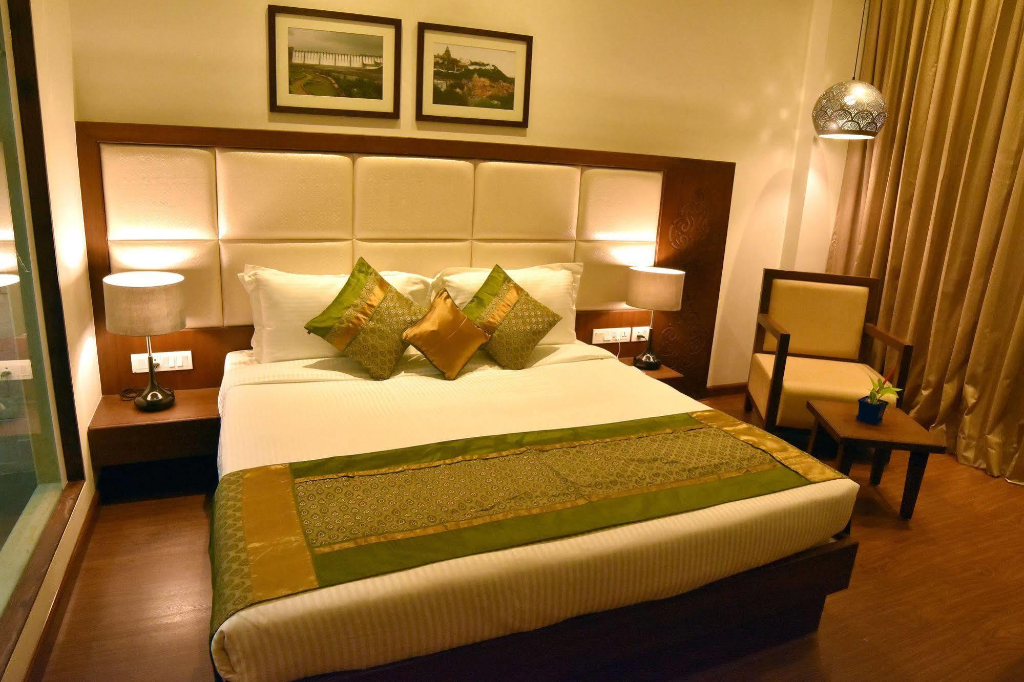 Comfort Inn Donil Vadodara Esterno foto