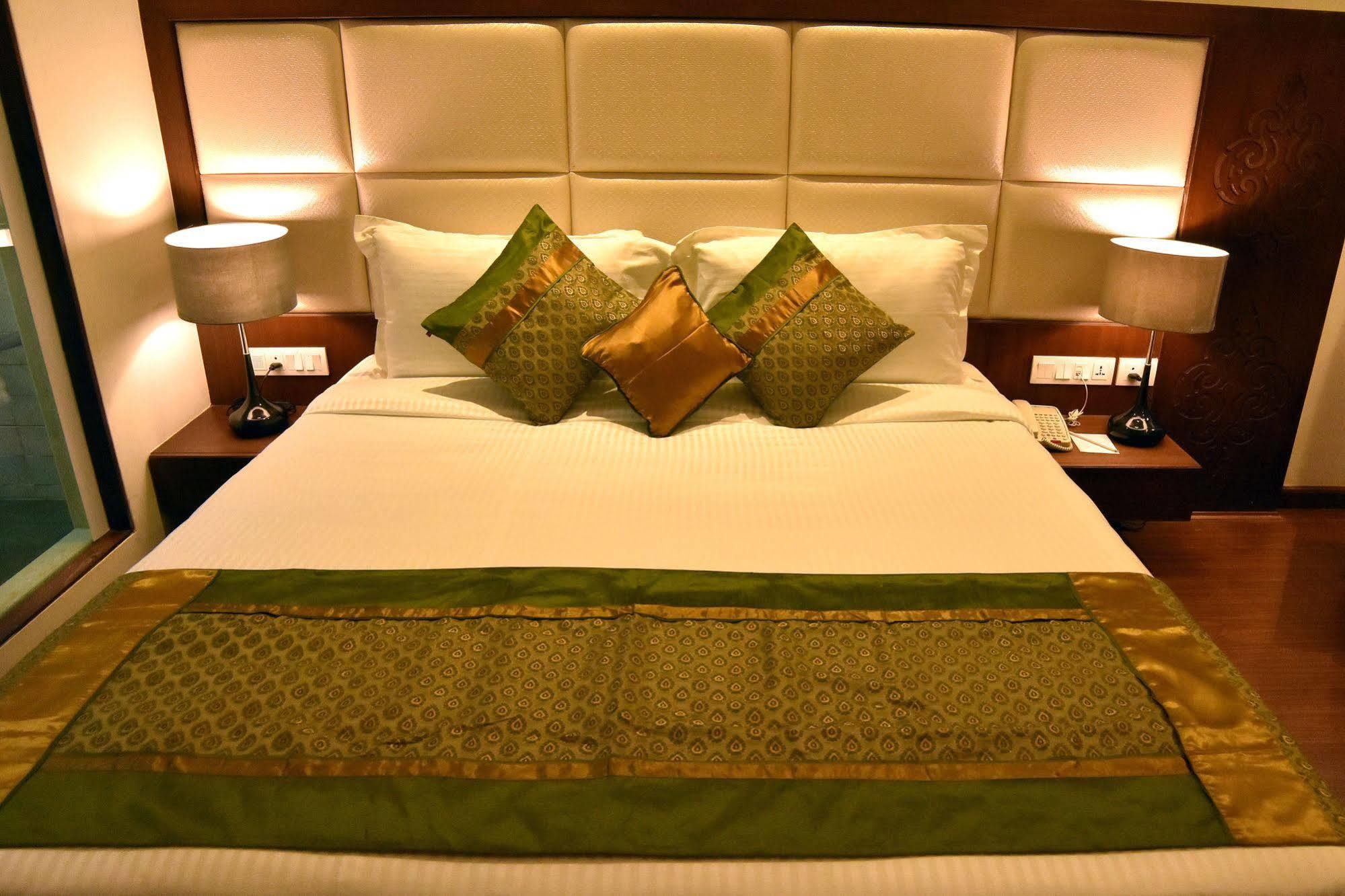 Comfort Inn Donil Vadodara Esterno foto