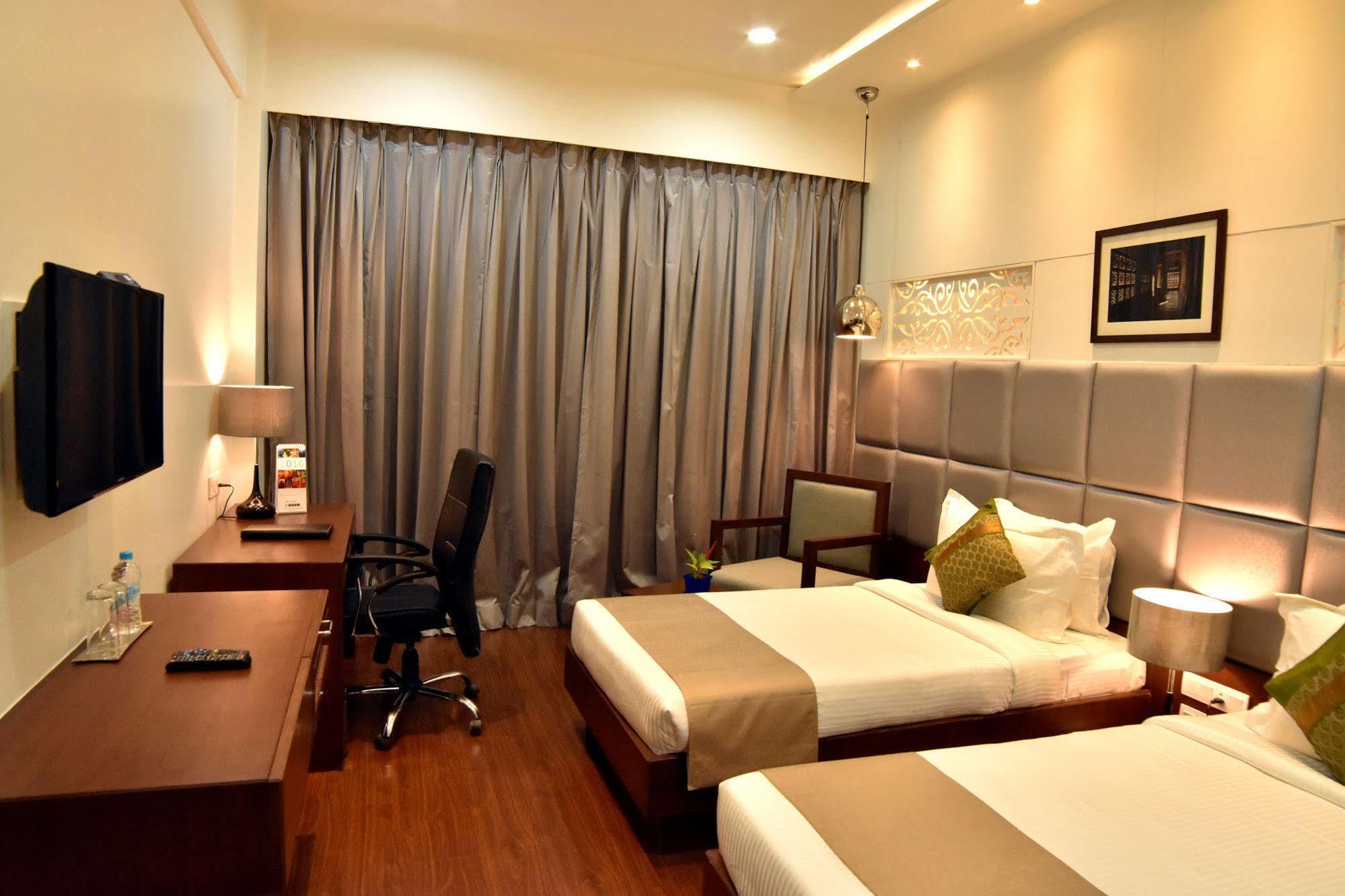 Comfort Inn Donil Vadodara Esterno foto
